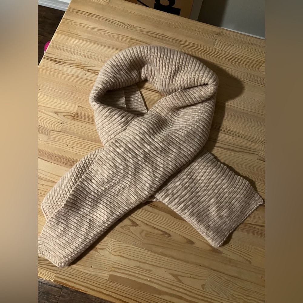 H&M Cozy Ribbed Knit Scarf, like new. Very soft.